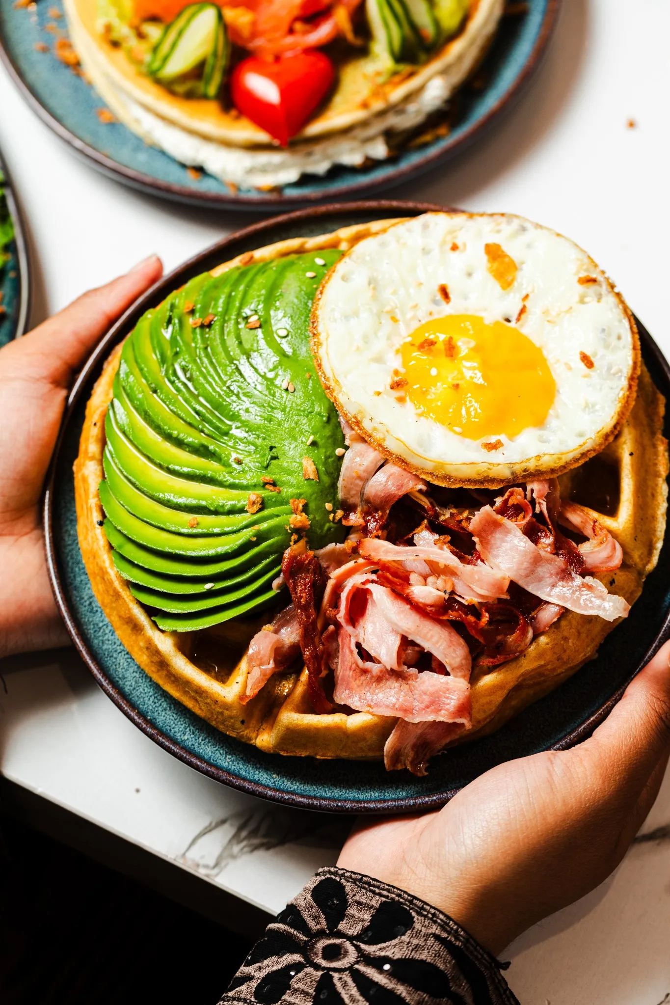 Gaufre avocado, œuf et bacon chez DEKA Paris 18