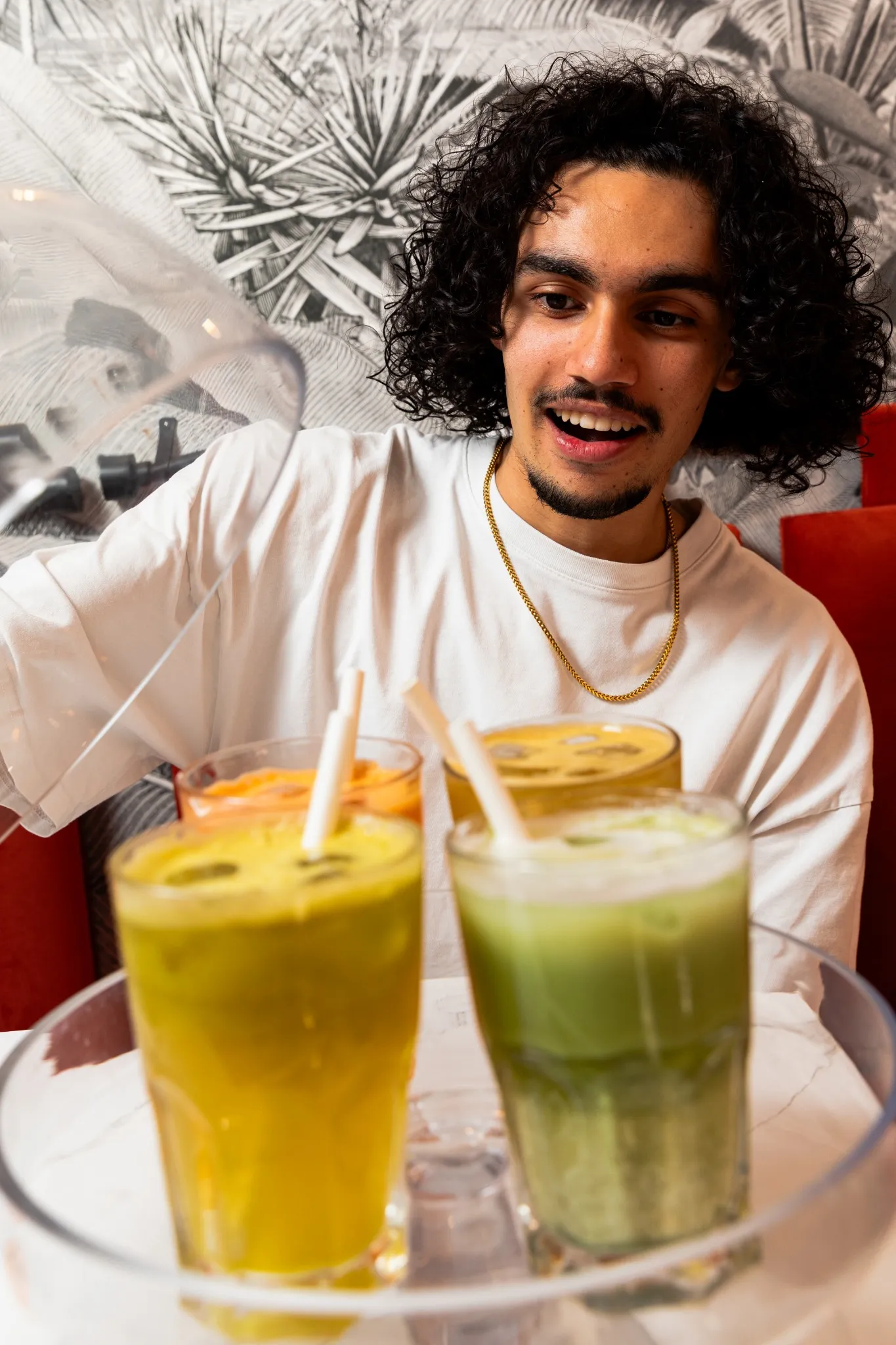 Client découvrant les boissons maison chez DEKA Montmartre