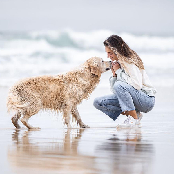 Educateur canin à la plage proche de Bordeau, comportementaliste canin qui est formateur de la formation pour devenir éducateur canin à Bordeaux / Pessac