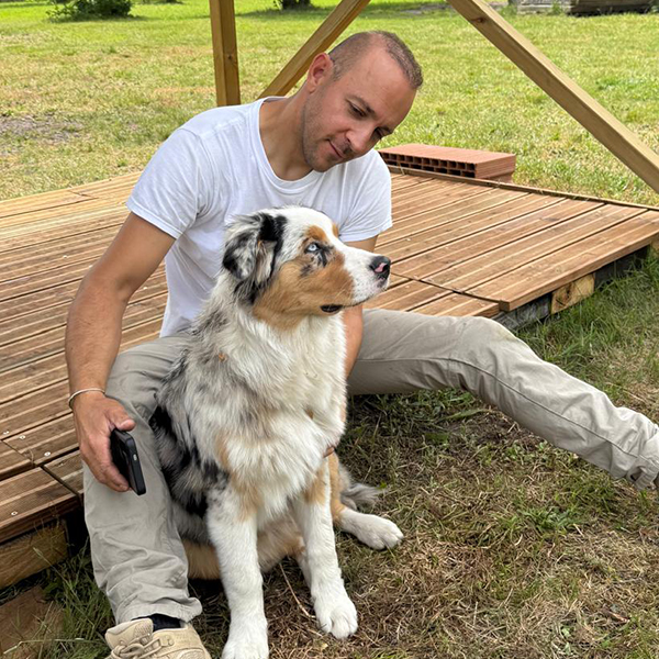 Educateur comportementaliste canin à Bordeaux avec un chien, qui est aussi le formateur de la formation pour devenir educateur canin à Bordeaux / Pessac