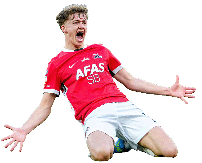 Voetballer met getatoeëerde armen viert met opgetrokken vuisten in een rood AZ Alkmaar shirt.