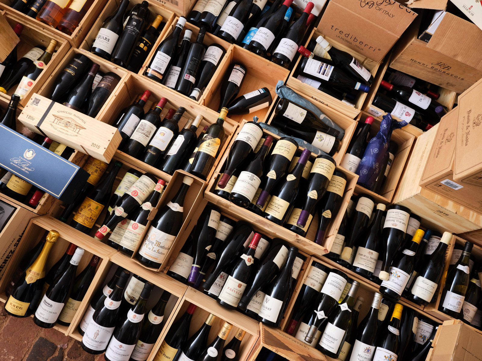 wijnen in kisten van een wijnkelder