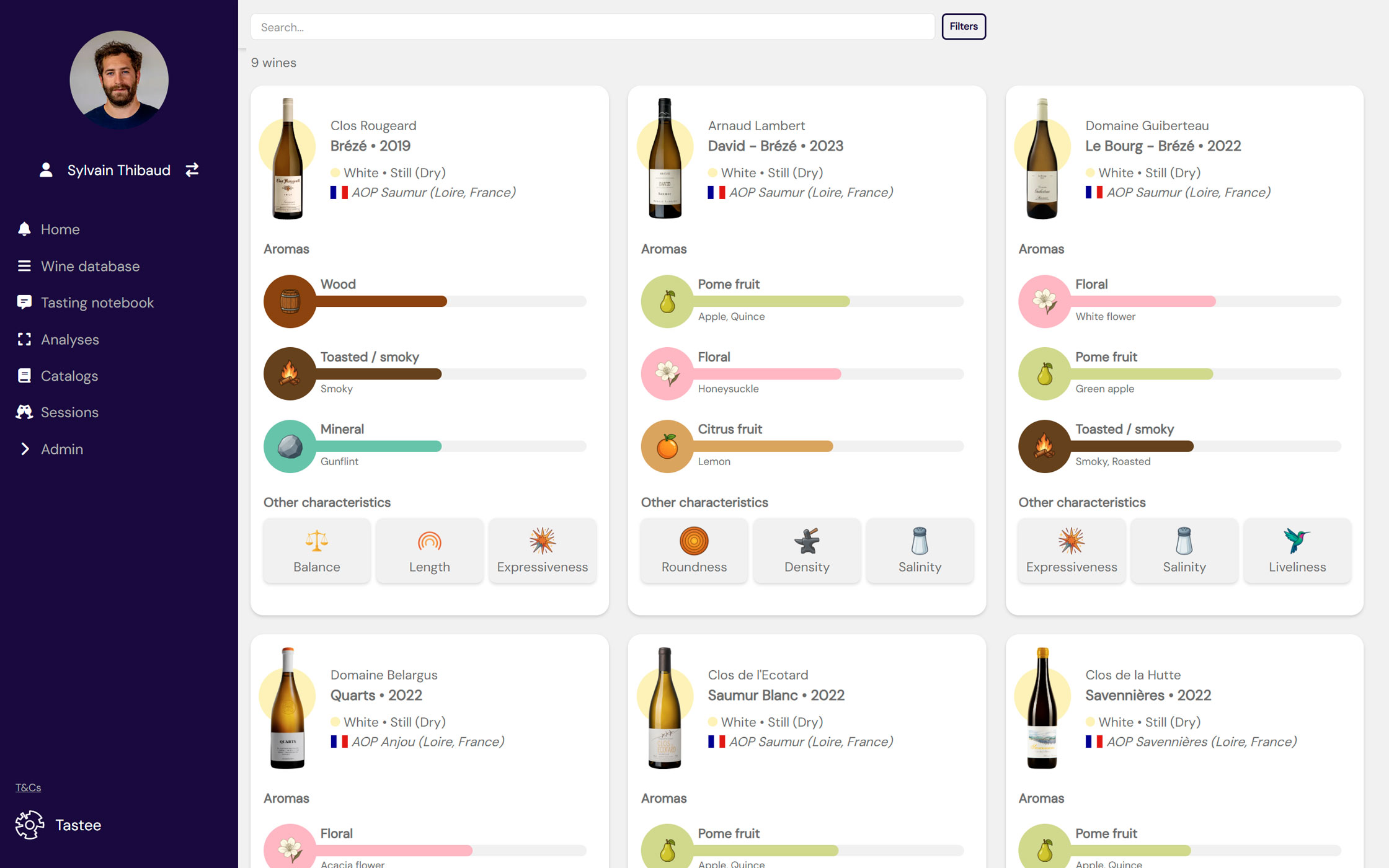 Tastee interface, Catalogs tab, where each wine is presented with its bottle, appellation, detailed dominant aromas and palate characteristics.