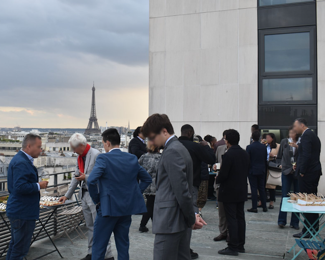 Cocktail Etsa Patrimoine sur une terrasse avec vue sur la tour Eiffel