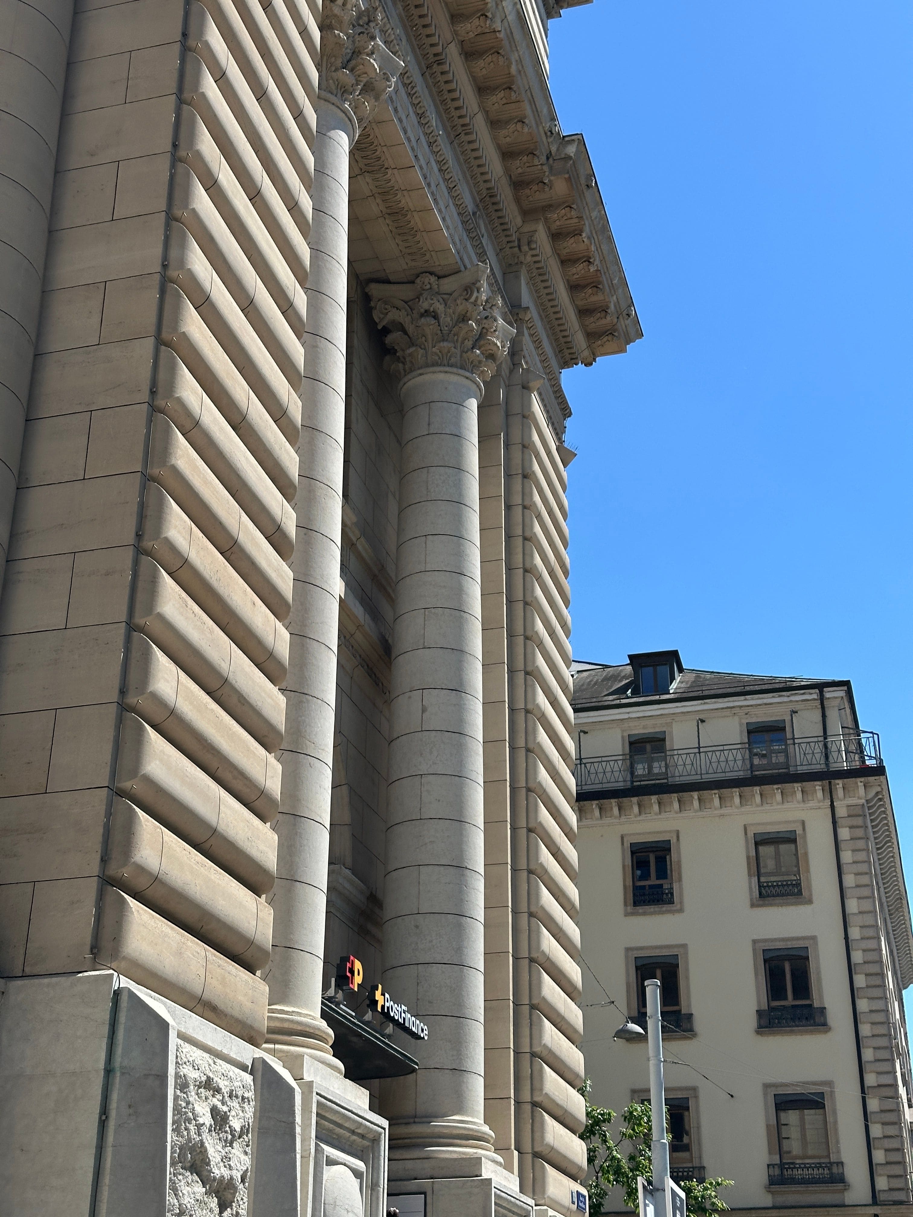Colonnes en pierre d'un édifice financier classique, image de la holding patrimoniale comme structure de détention
