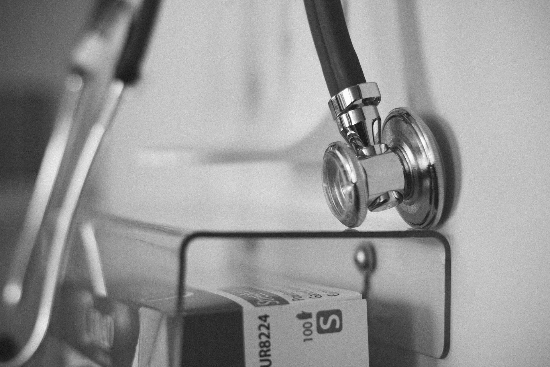 Stéthoscope au-dessus de matériel médical, symbole du secteur santé pour les AGA, RSU et stock-options.
