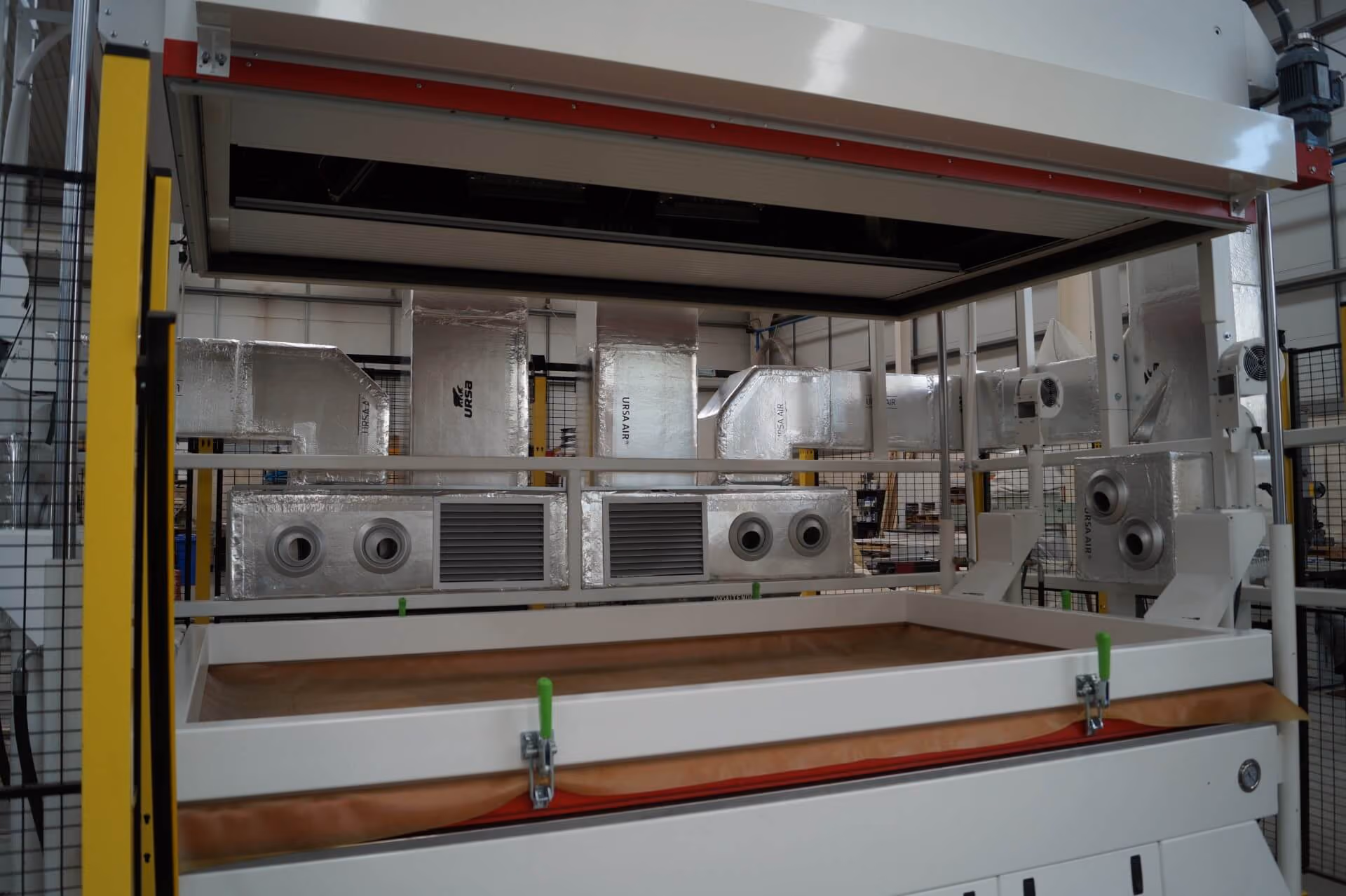Industrielle Anlage mit großflächiger MULDIS-Rollladenlösung in einer Produktionshalle.
