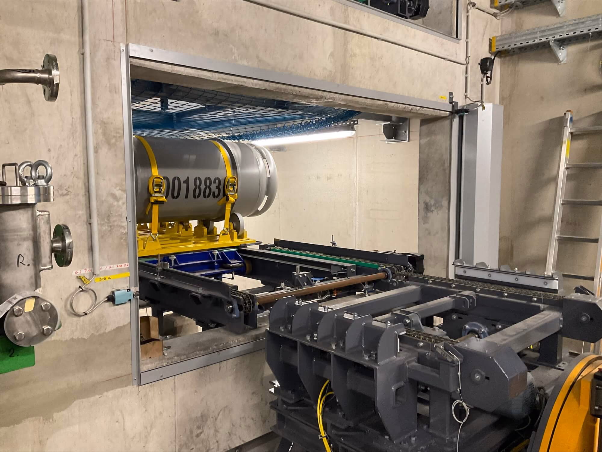 Industrielle Maschinenanlage mit Metallrahmen, Antriebstechnik und Führungsschienen