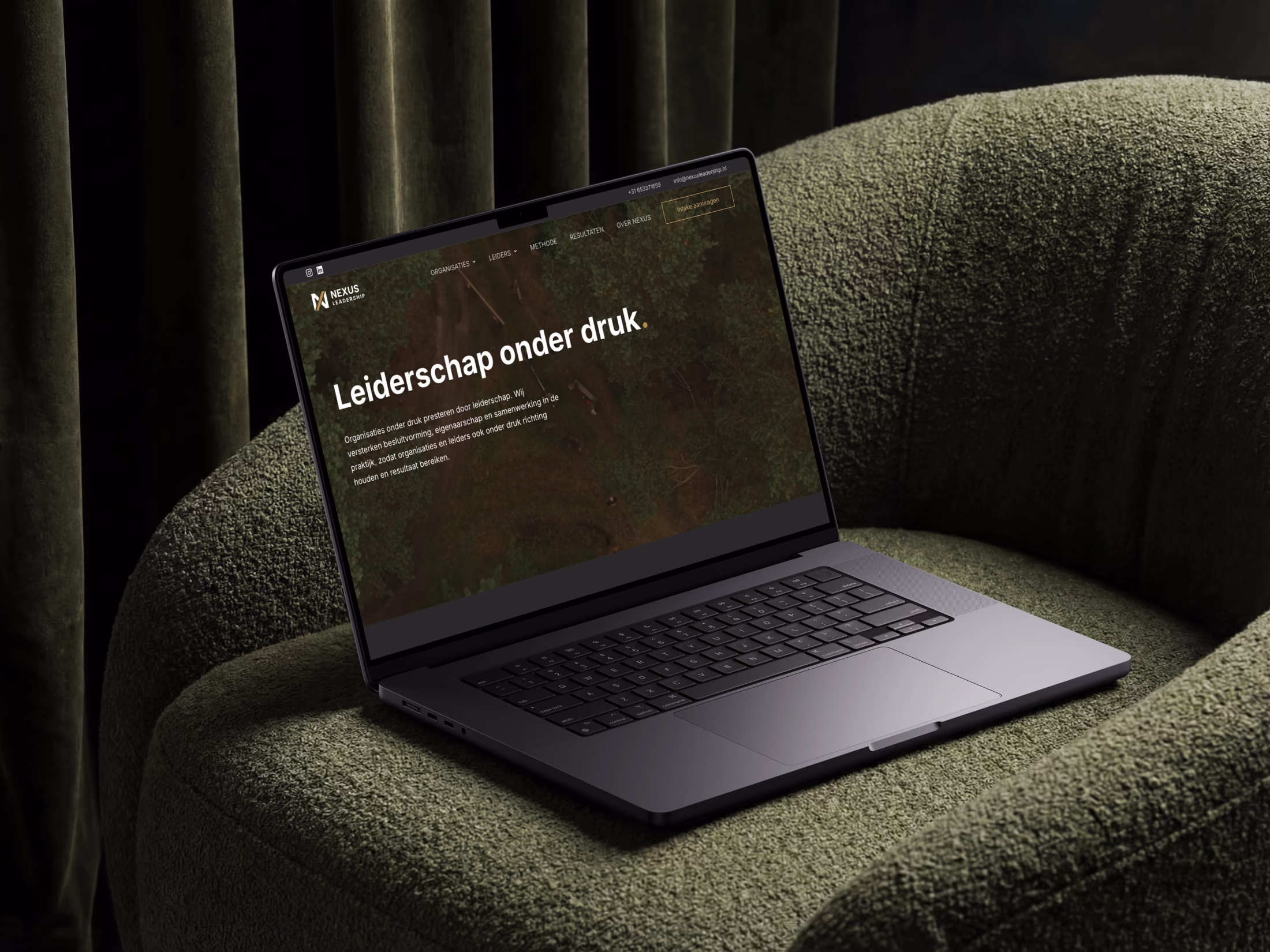 De homepage van NEXUS op een MacBook, met de kop Leiderschap onder druk