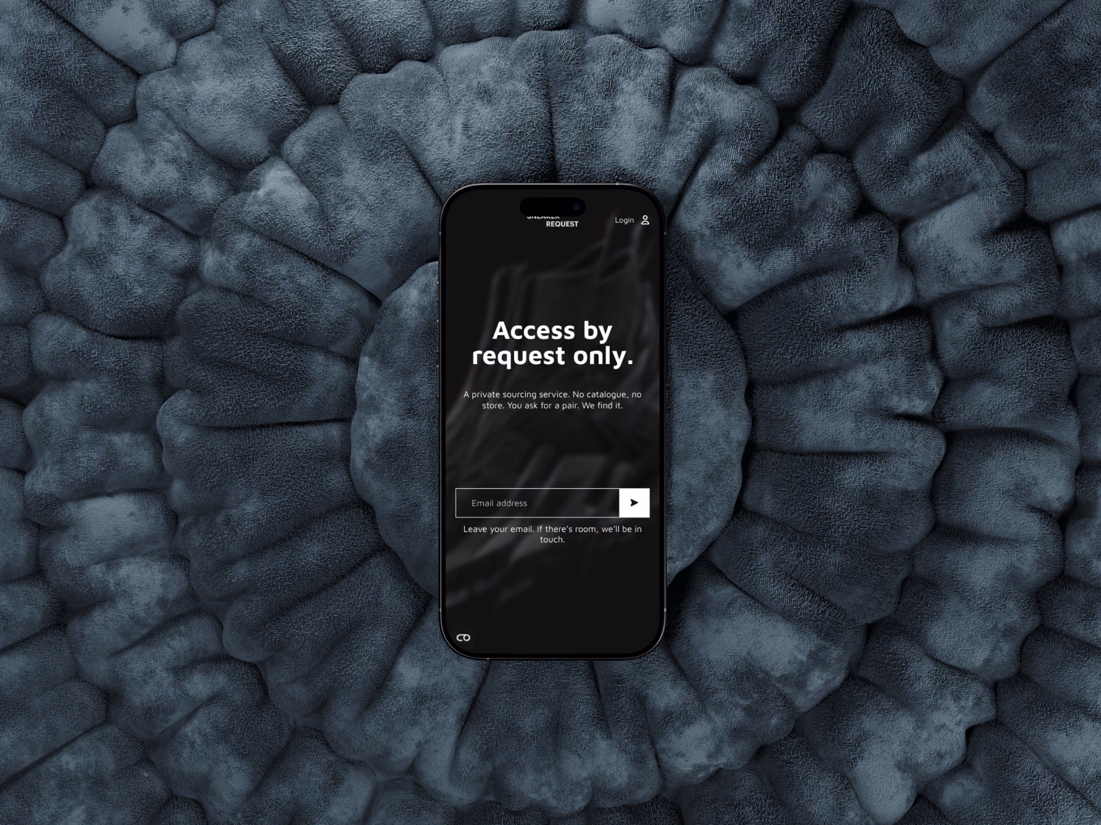 De homepage van Sneaker Request op een iPhone, met de kop Access by request only