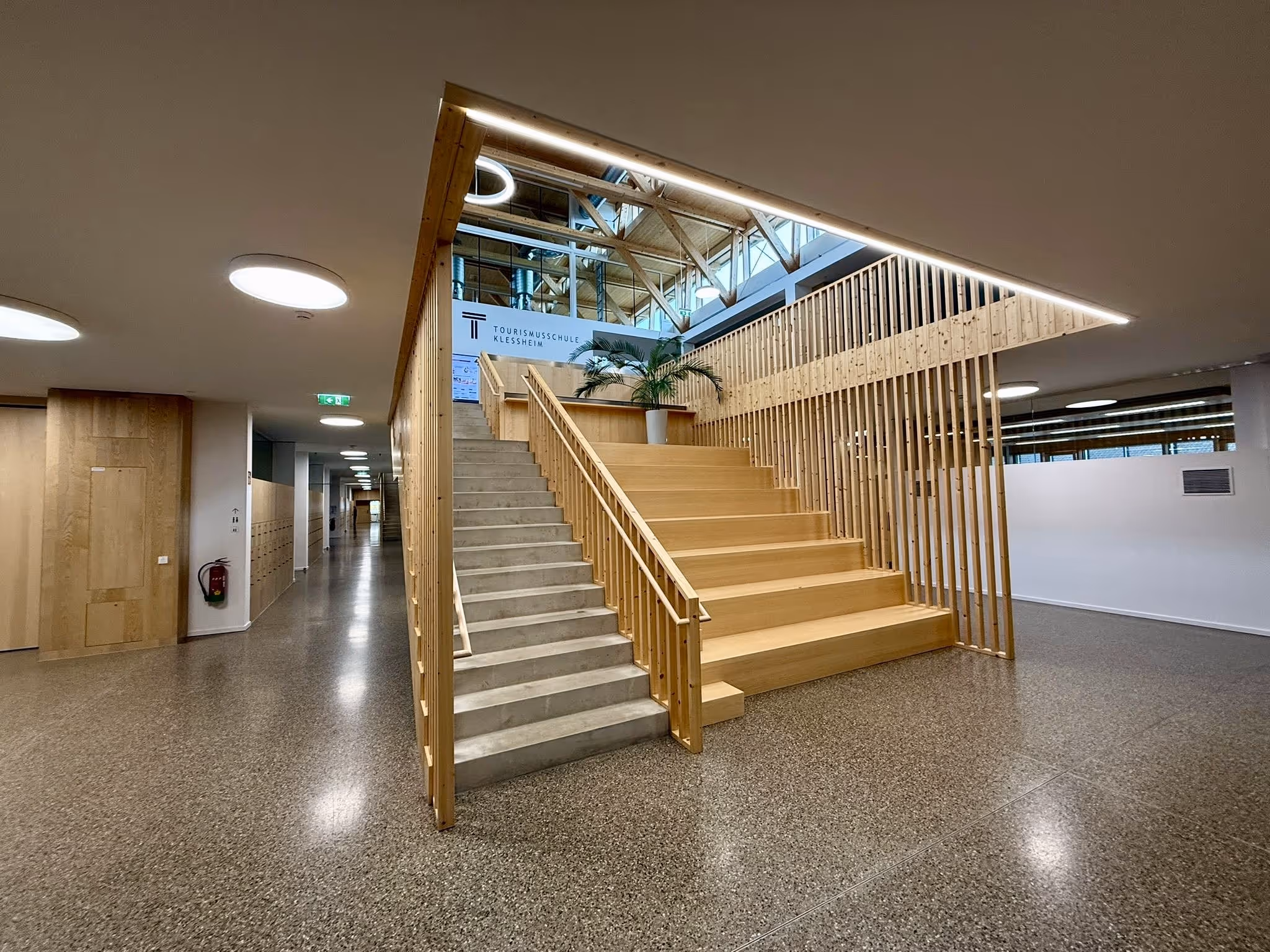 Holztreppe mit Sitzbereich in der Tourismusschule  Klessheim