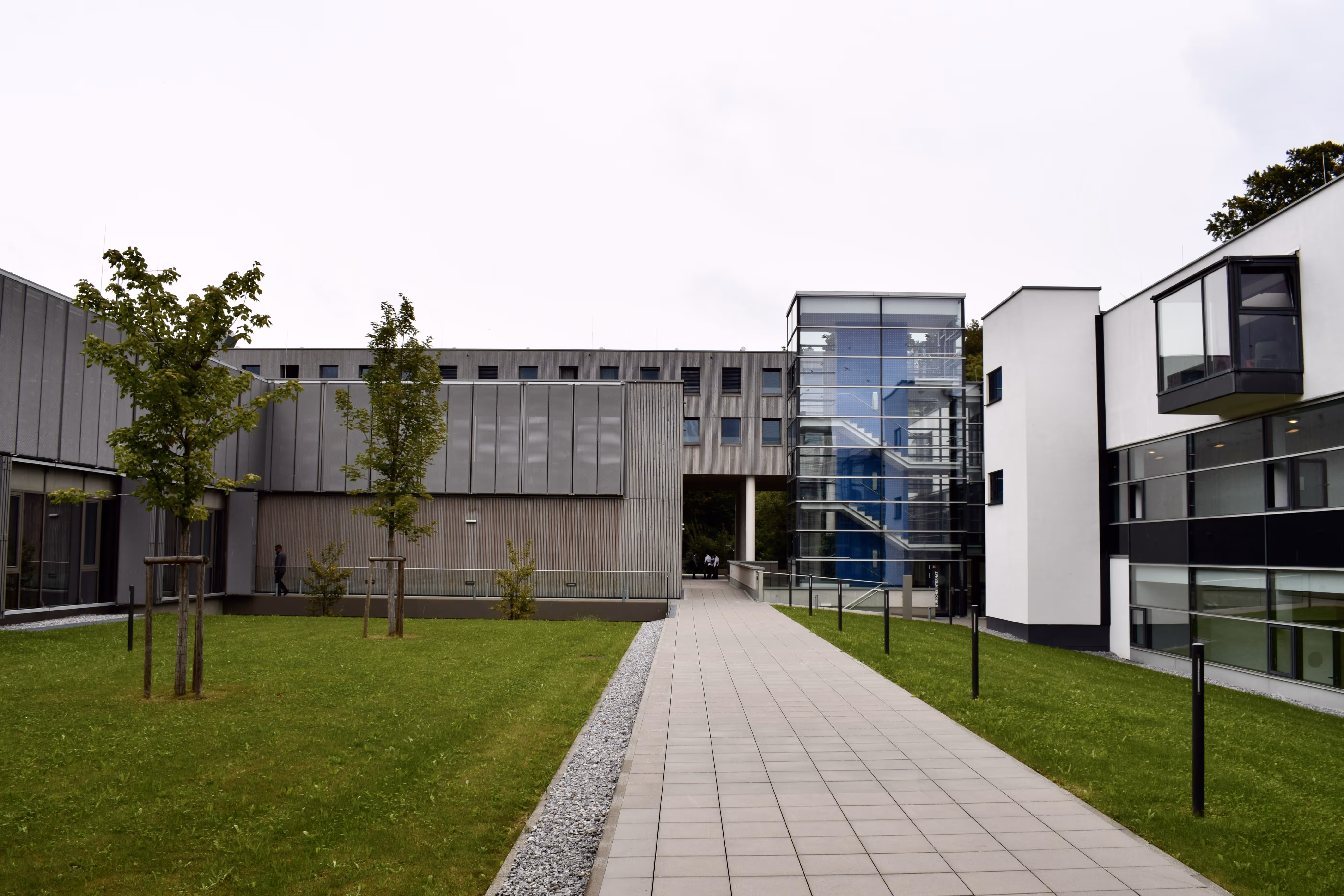 Außenfassade aus Holz und Glasaufzug mit Garten.