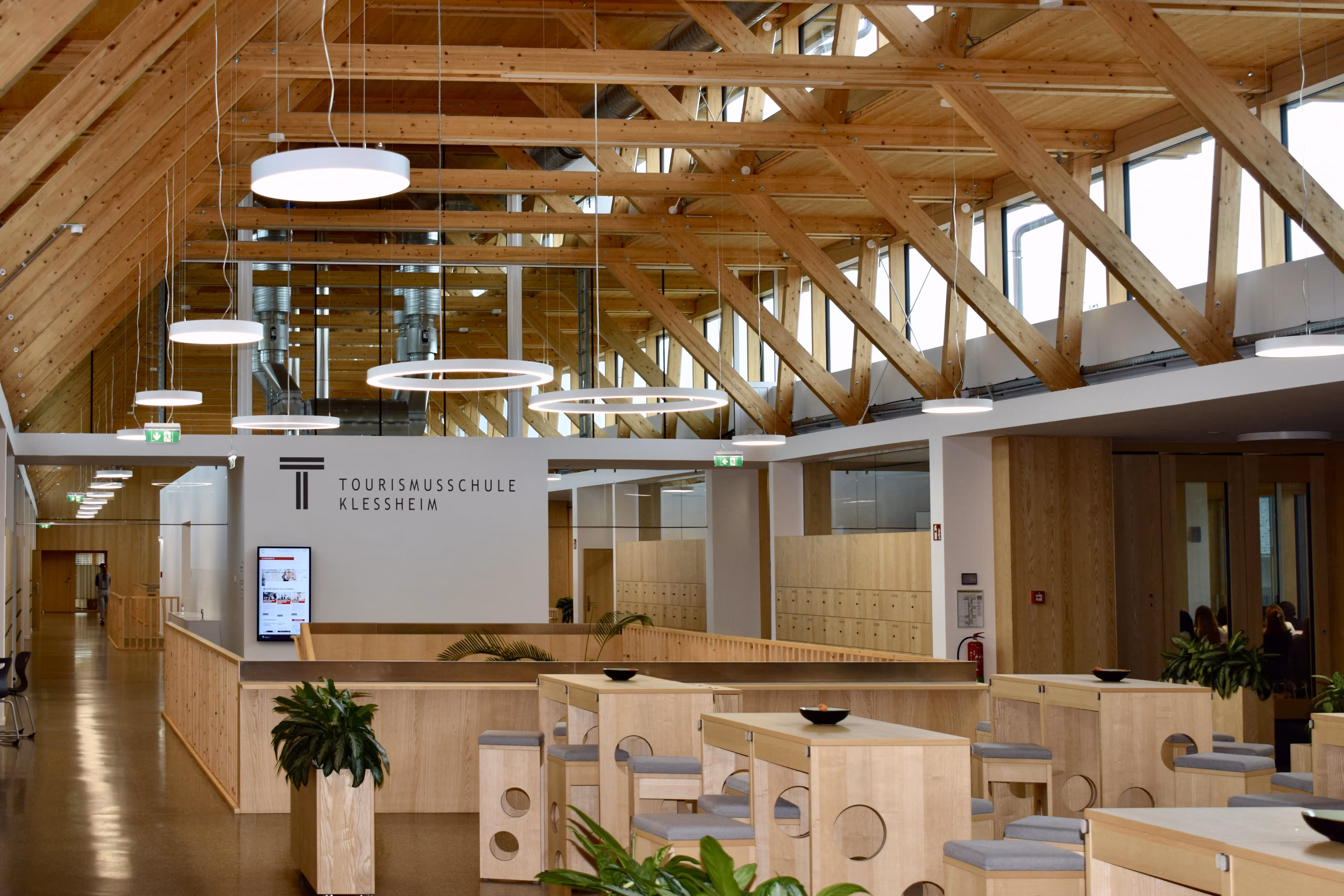 Innenraum mit sichtbarem Holzdachstuhl und Aufenthaltsmöglichkeiten.