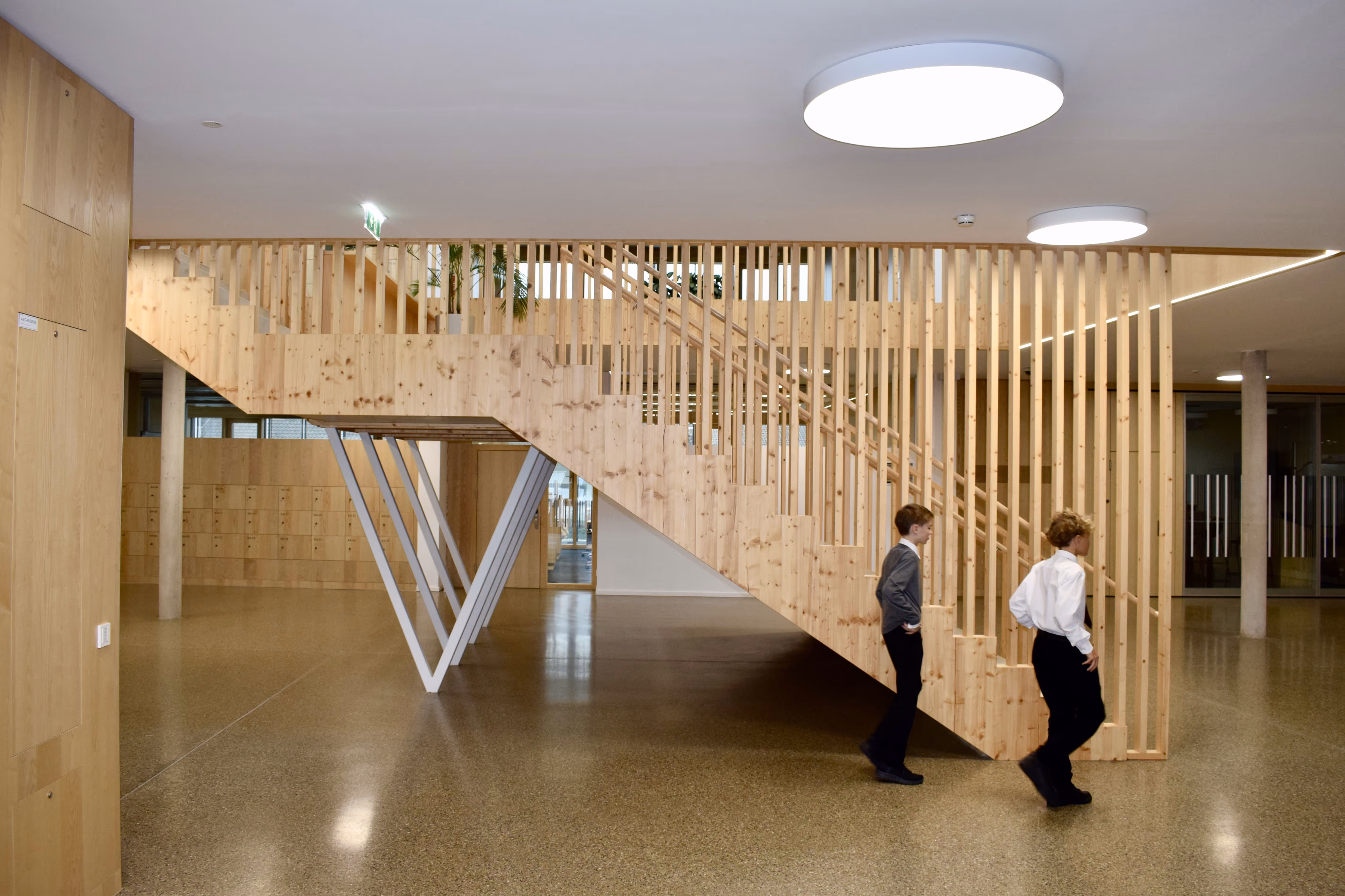 Holztreppe mit v-förmigen Stahlstützen