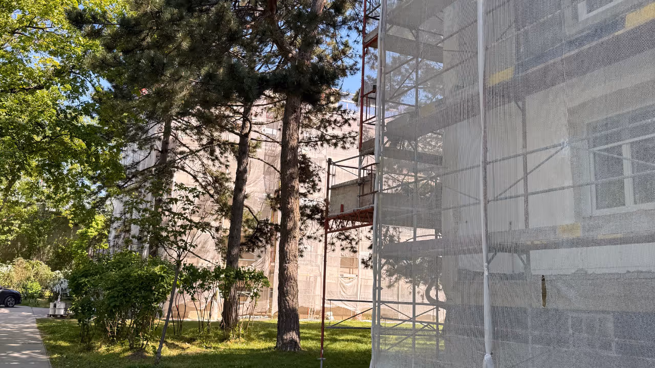 zwei Wohngebäude mit Baugerüst