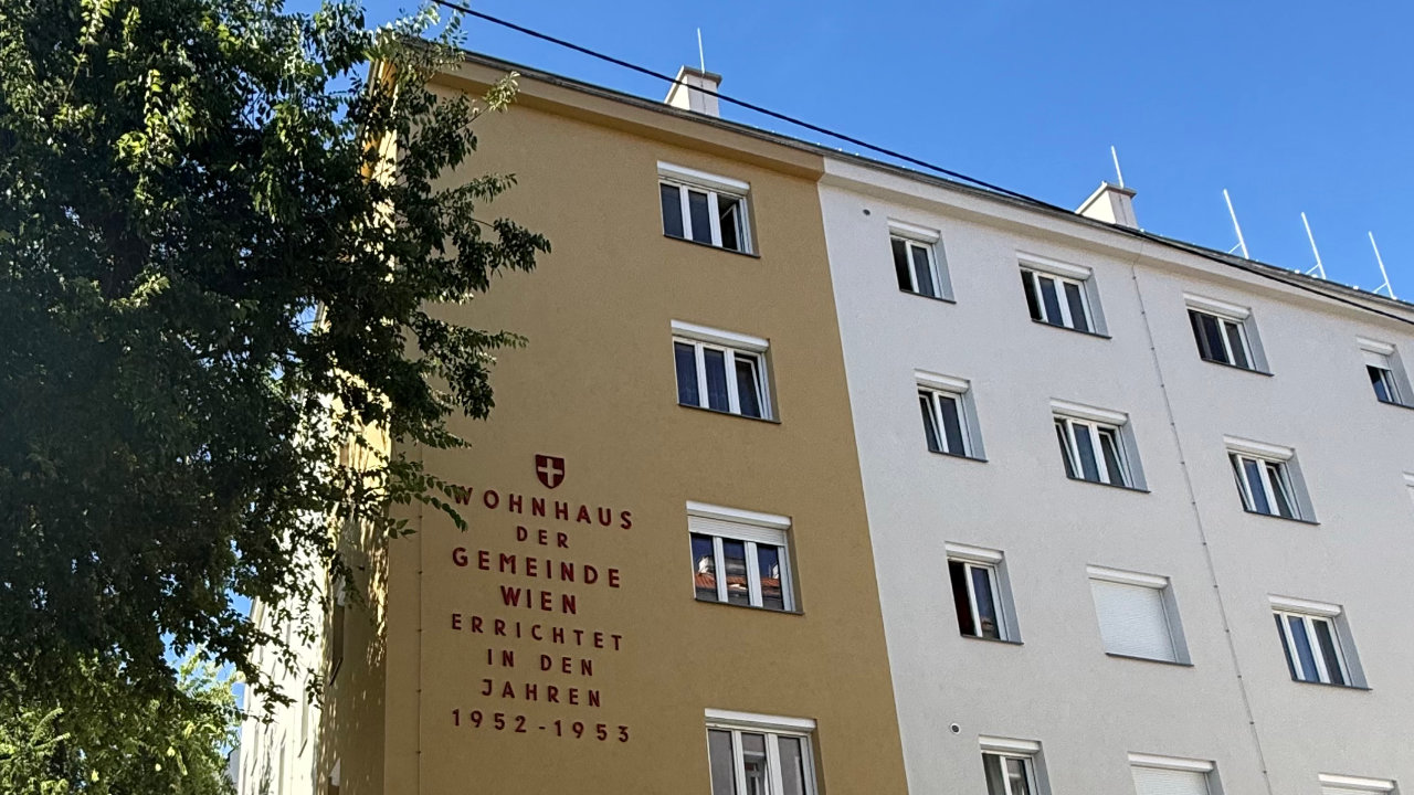 Fassadenansicht nach Renovierung mit neuer Farbe und neuen Fenstern