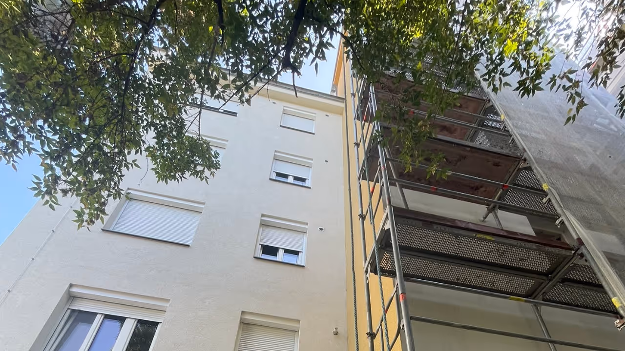 Fassadenansicht Innenhof nach Sanierung während Bau