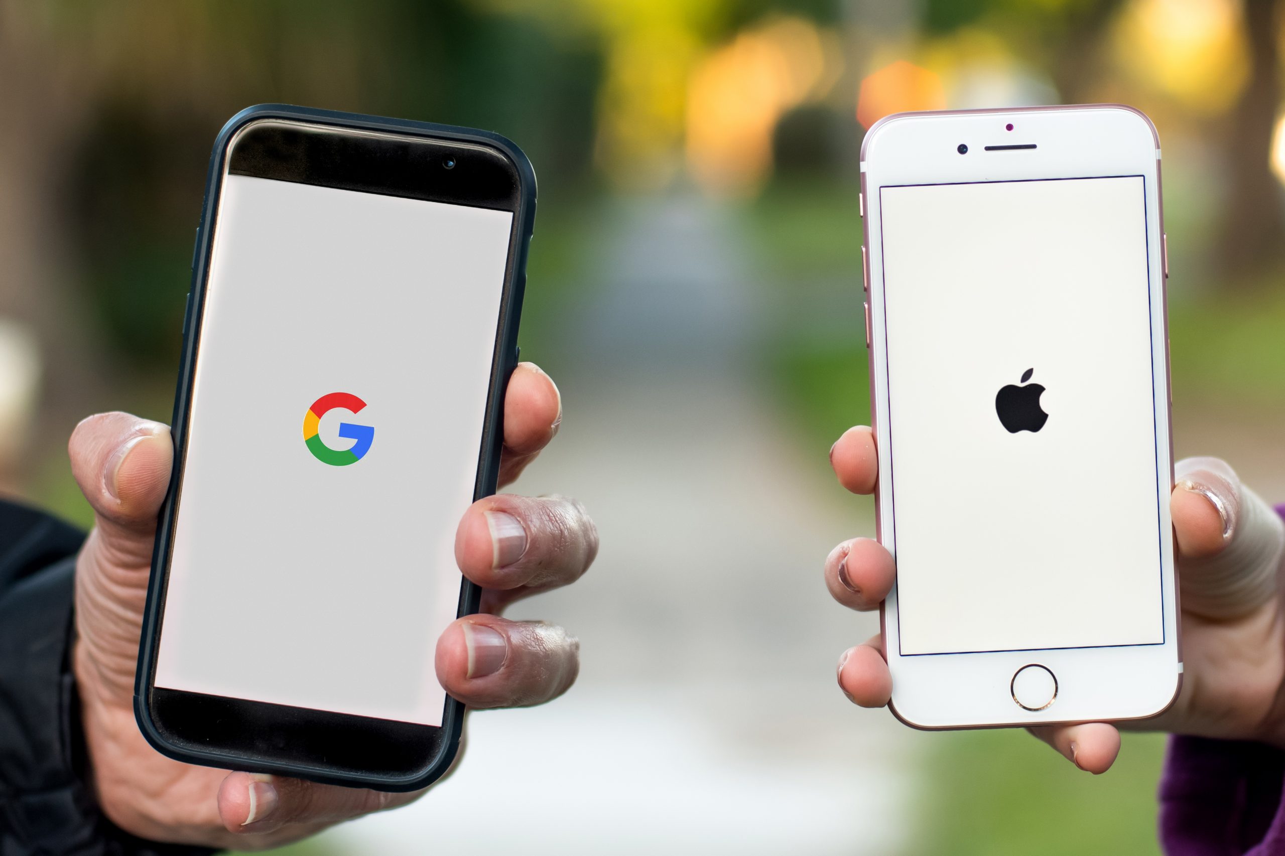 Google and Apple smartphones side by side – IT Hawaii supporting cross-platform mobile security and device integration