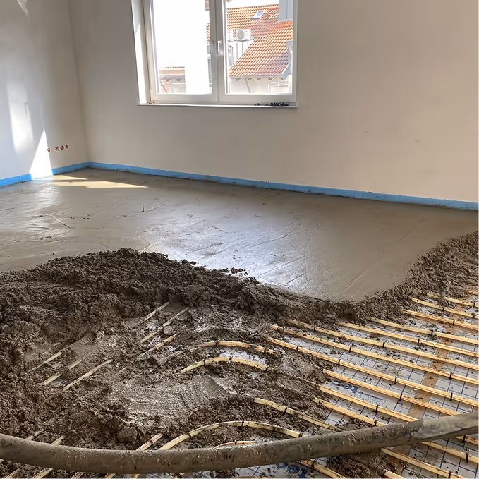 Einbringen von Zementestrich über Fußbodenheizung in Neubauwohnung – AG Estriche Heilbronn