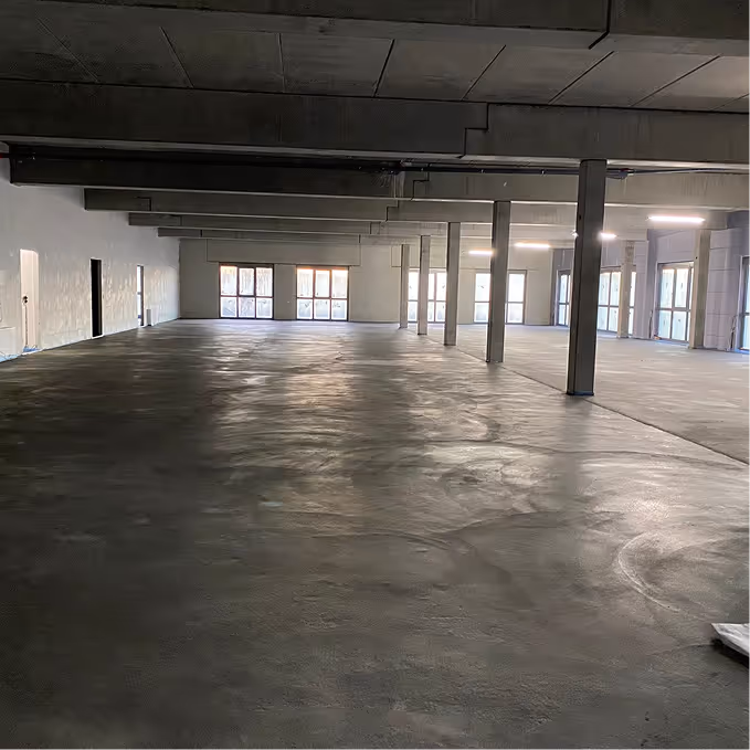 Industriehalle mit großflächig geglättetem Estrichboden – AG Estriche Heilbronn
