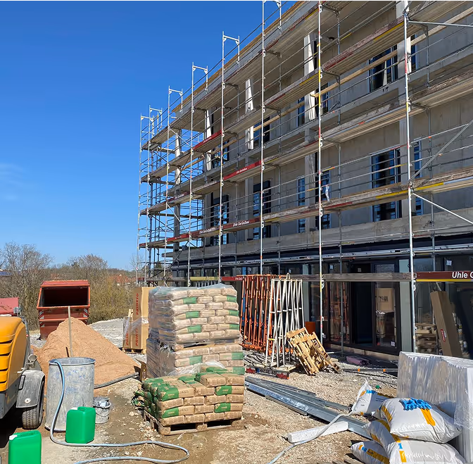 Baustelle mit Neubau und Materialbereitstellung für Estricharbeiten – AG Estriche Heilbronn