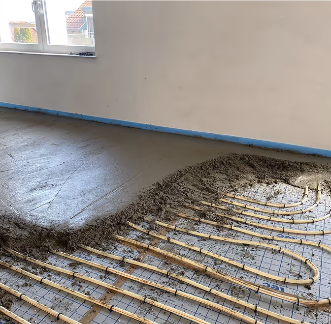 Verlegung von Zementestrich mit sichtbaren Heizrohren im Neubau – AG Estriche Heilbronn