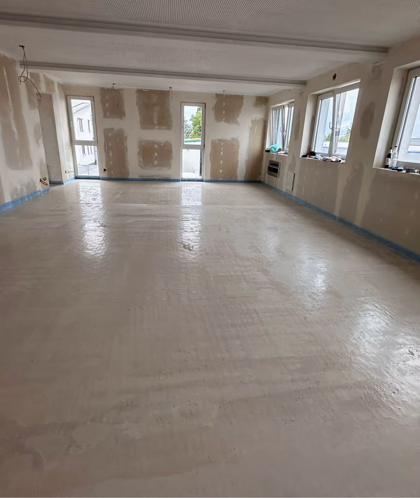 Frisch gegossener Anhydritestrich mit glänzender Oberfläche in Neubauwohnung – AG Estriche Heilbronn