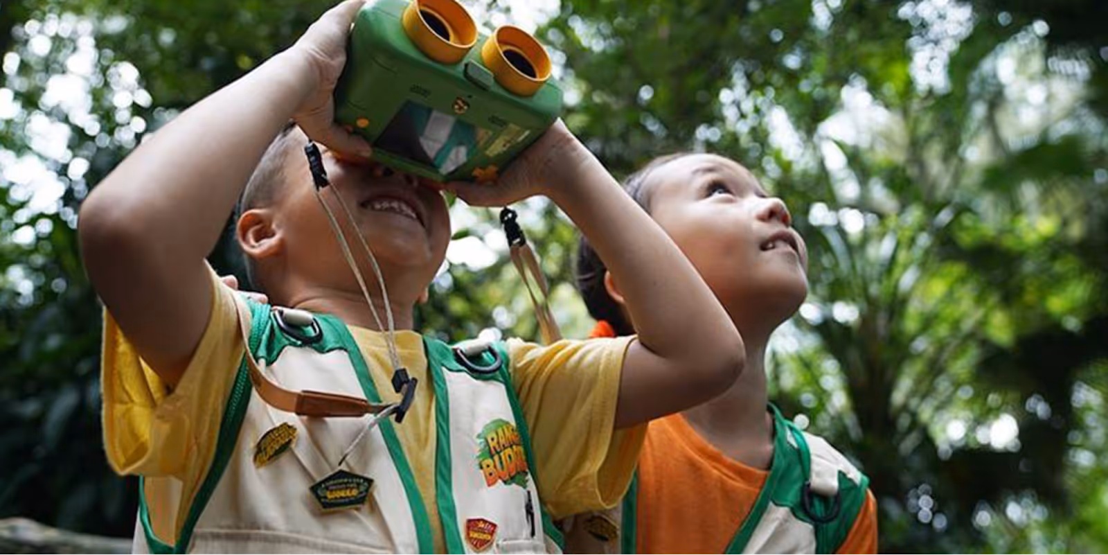 kids experiencing being an animal keeper