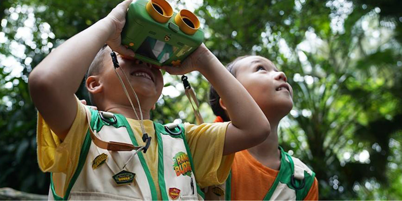 kids experiencing being an animal keeper