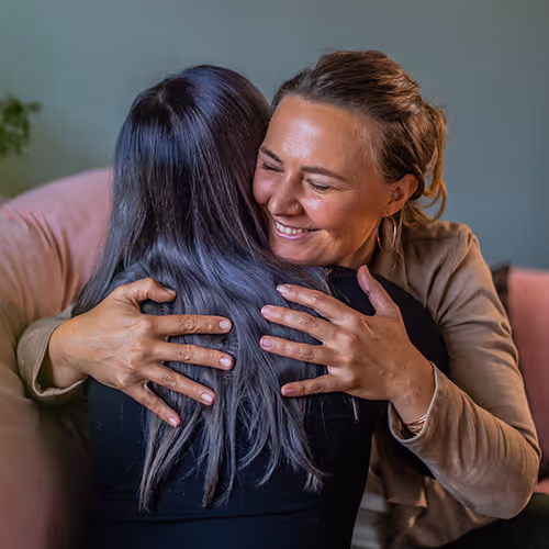 Ragna umarmt eine Klientin