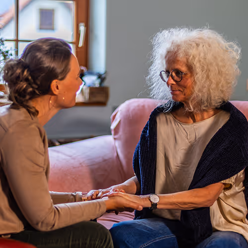 Ragna hält die Hände von einer Klientin