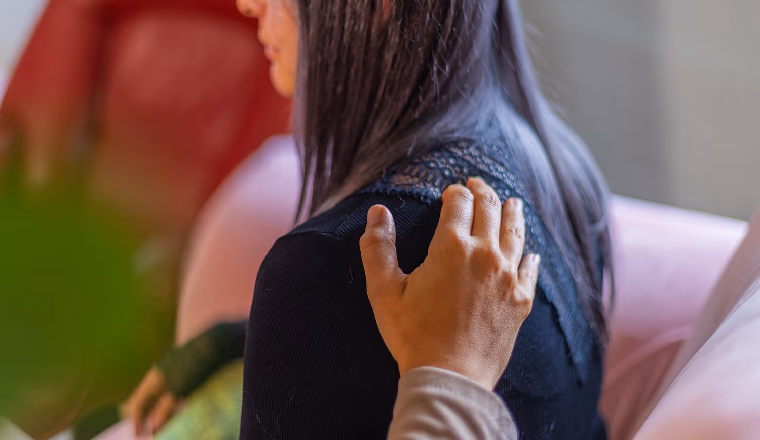 Unterstützende Hand auf Schulter