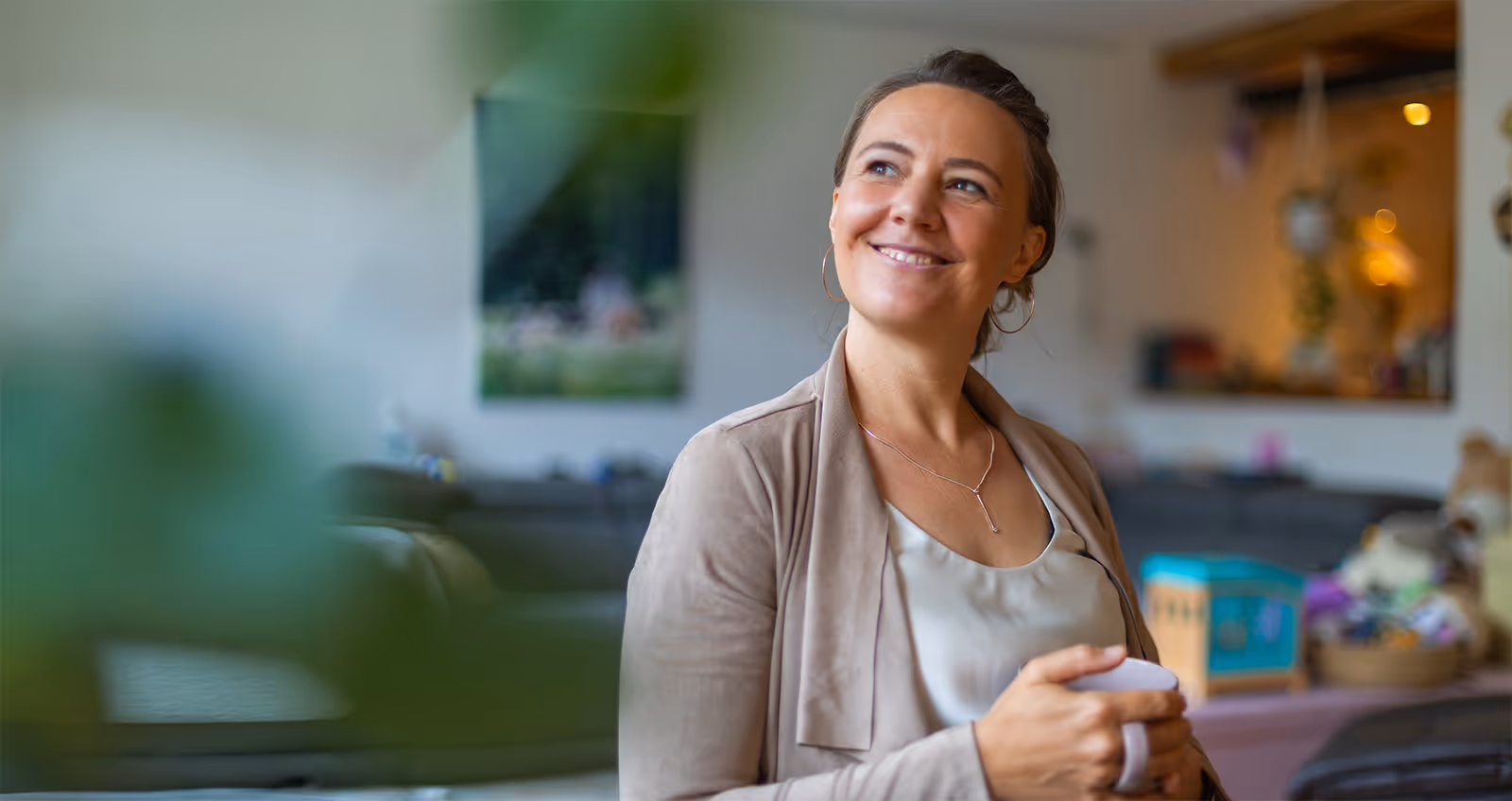 Ragna lächelt und schaut optimistisch nach oben