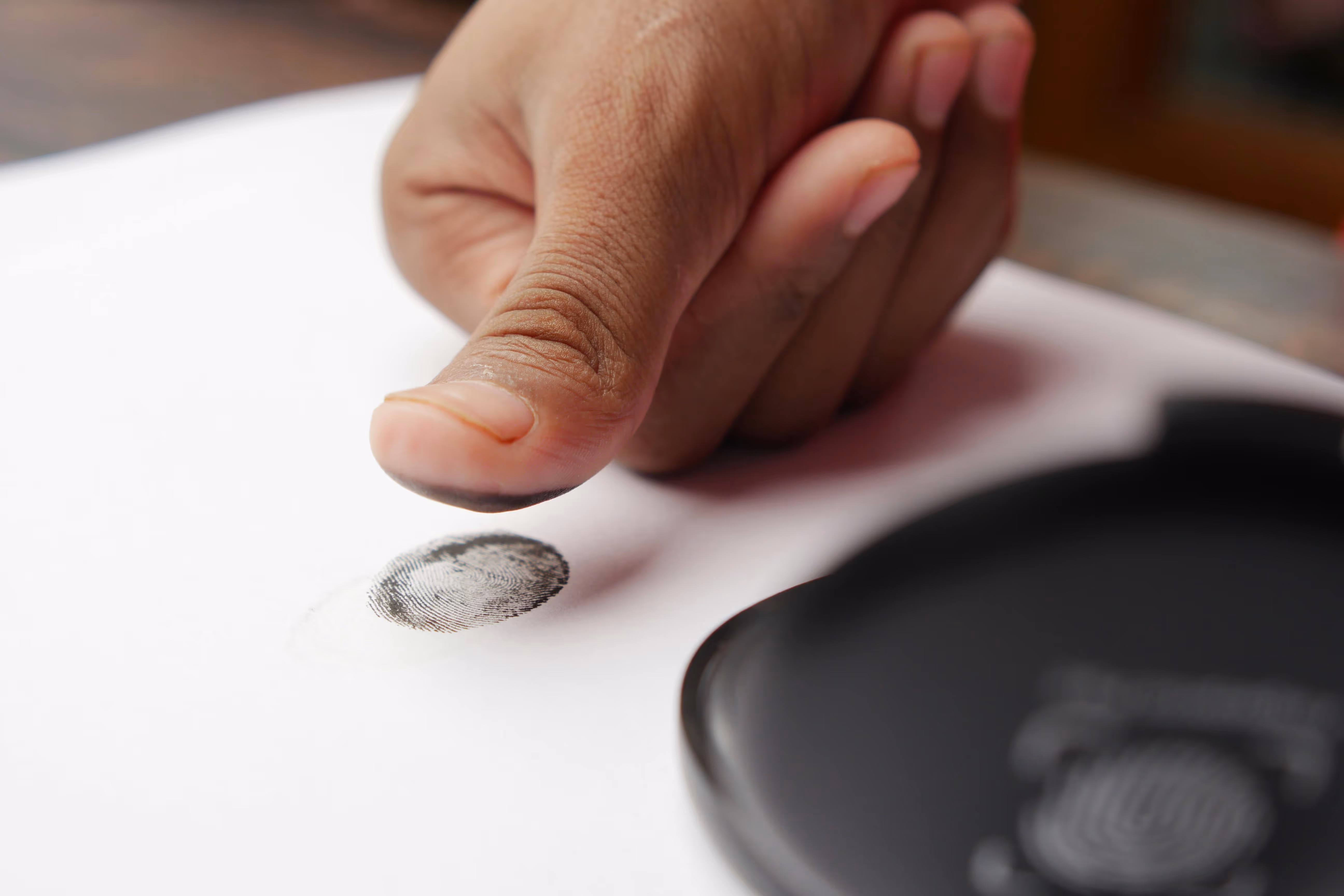 按下 fingerprint 在白纸上