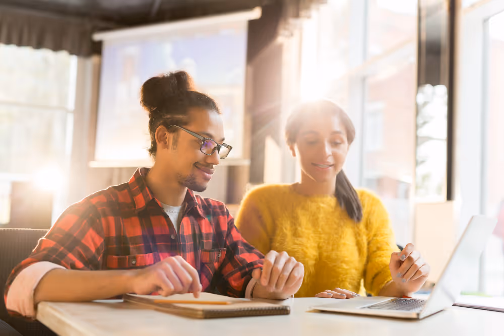 Zwei Freunde in Deutschland beantragen ein Visum für Freiberufler