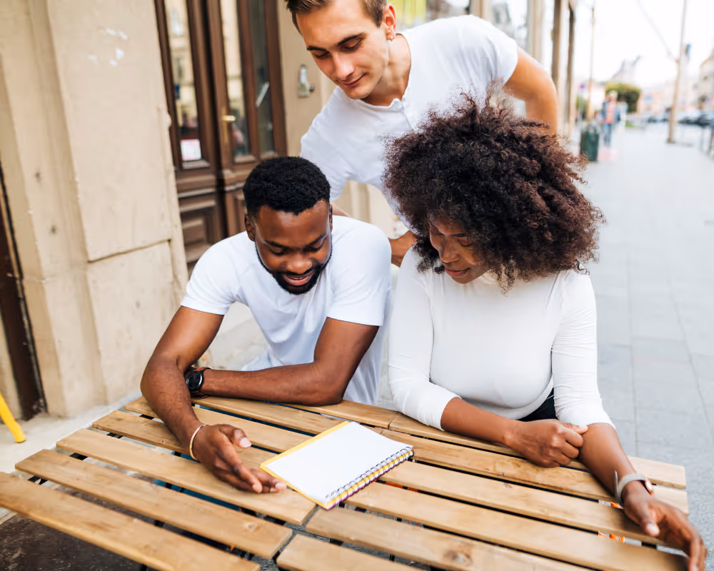 Afrikanische Studenten in der Mittagspause in Berlin