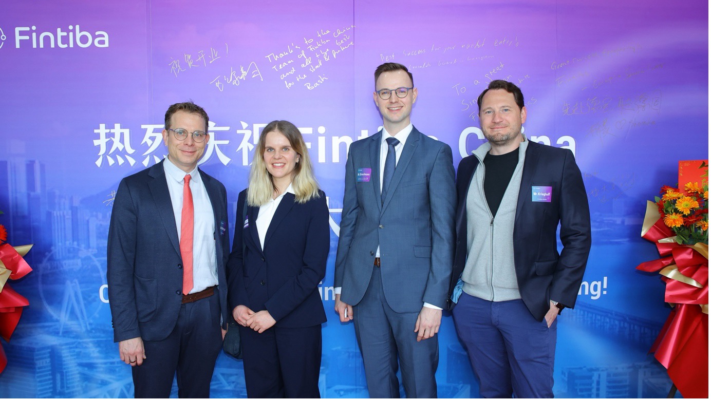 Сотрудники Fintiba на открытии офиса в Китае