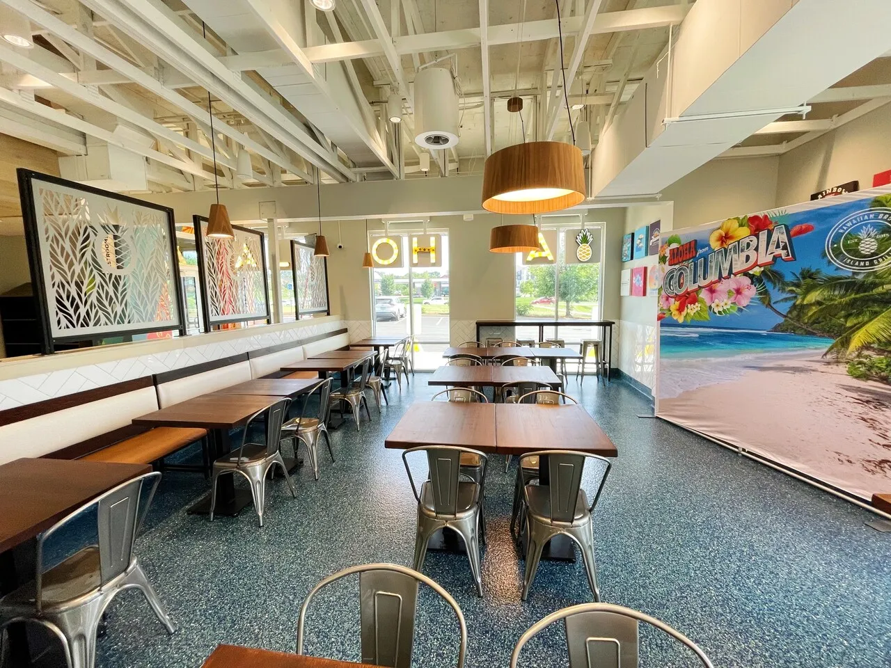An image of the inside of the Columbia Hawaiian Bros location.