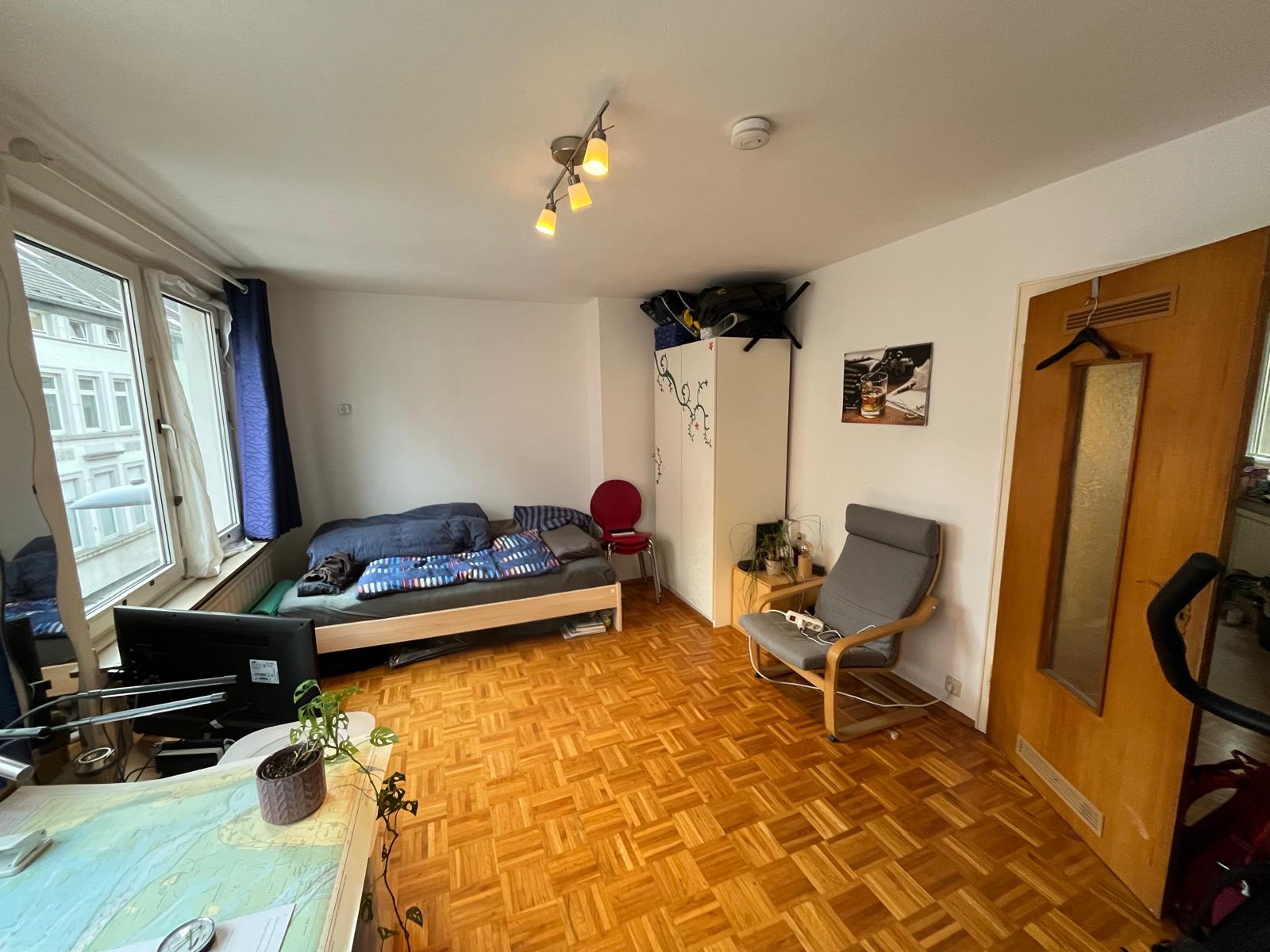 Wohnraum mit Schlafbereich und Eichenparkett in der Wohnung in Aachen