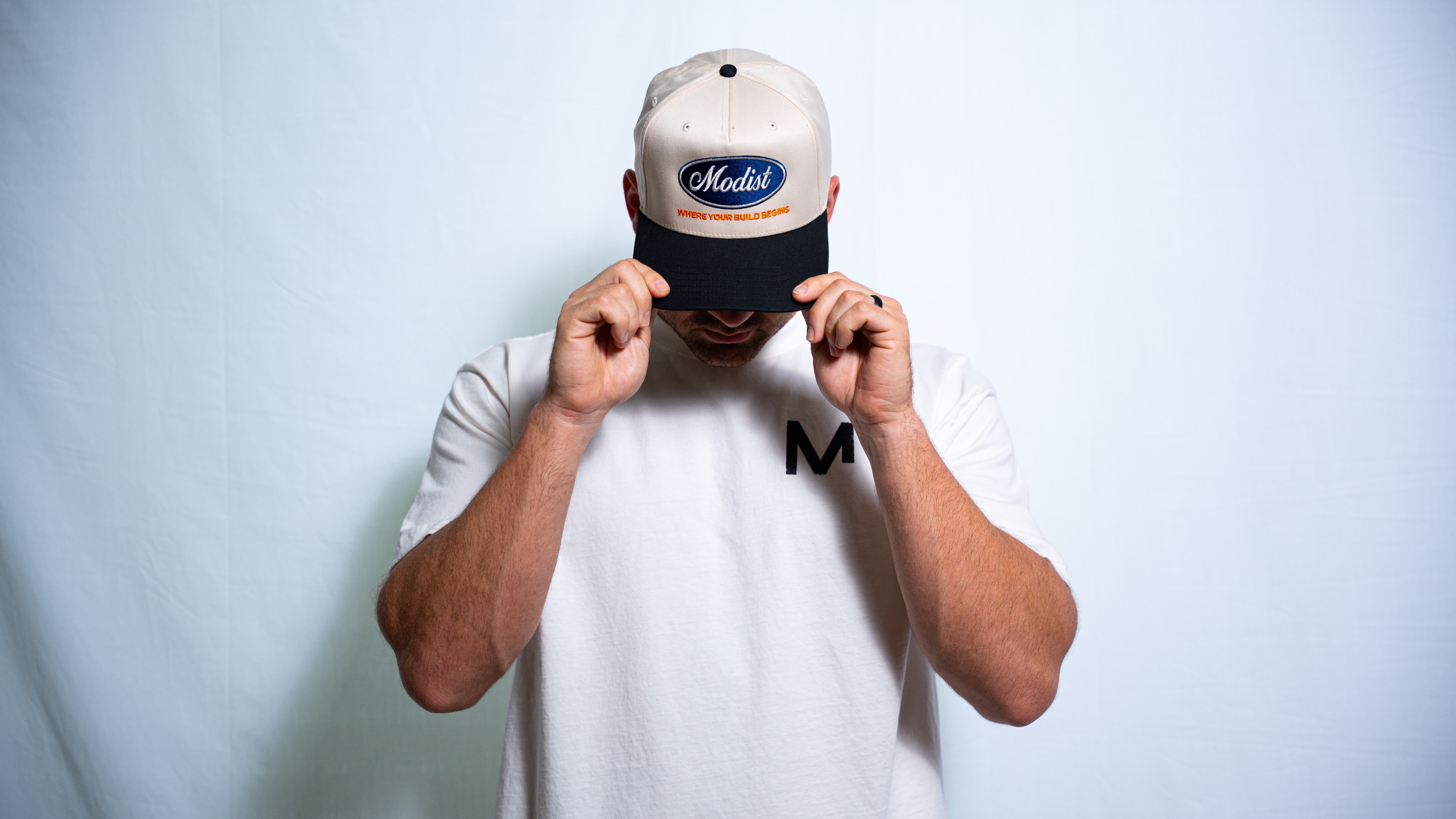 Inspired by vintage motorsport. A structured snapback featuring premium embroidery, a curved profile, and signature Modist branding.