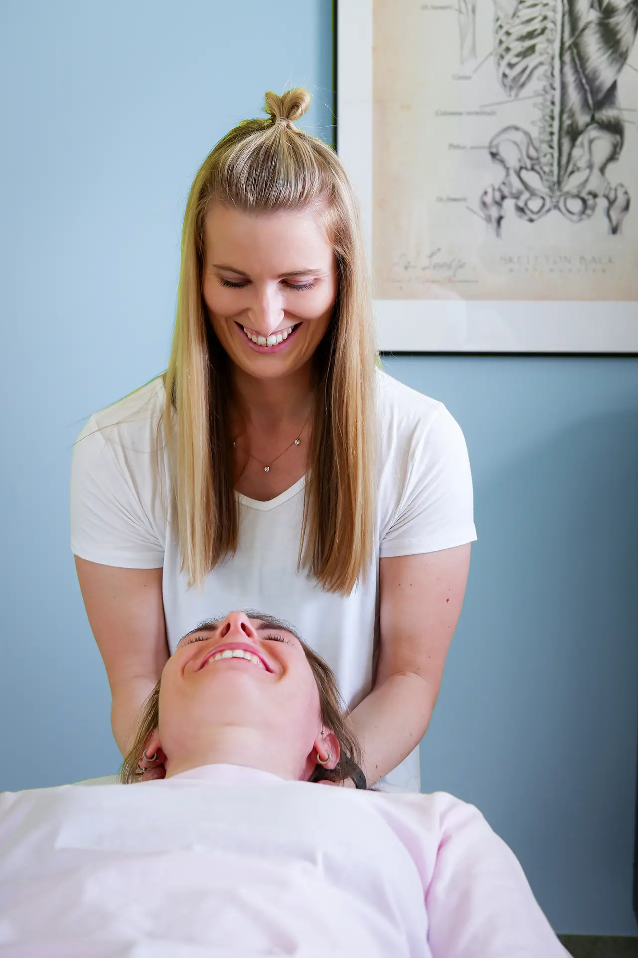 Physiotherapeutin Roswitha Strasser behandelt den Nacken einer Patientin