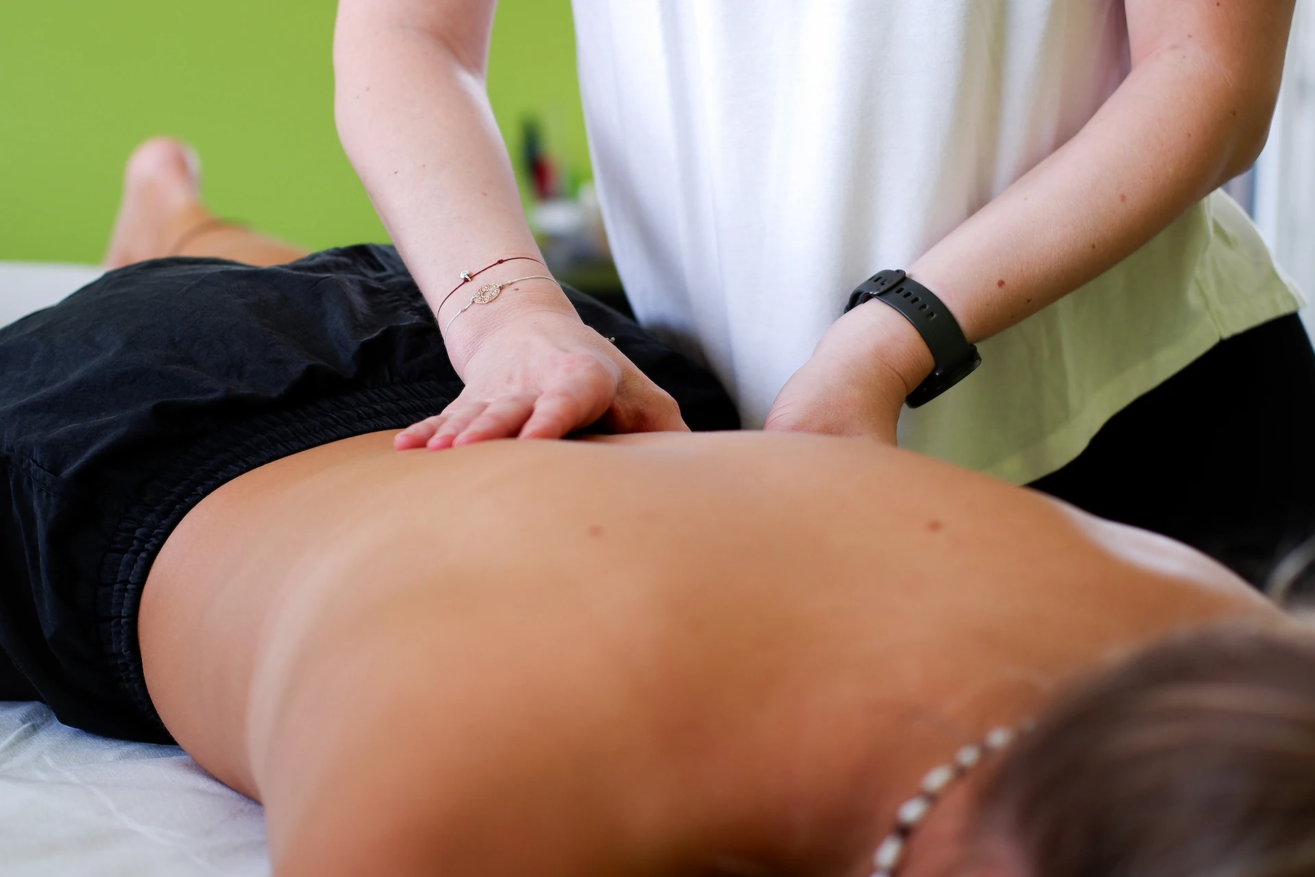 Nachaufnahme von dem Rücken einer Patientin die geradey behandelt wird.