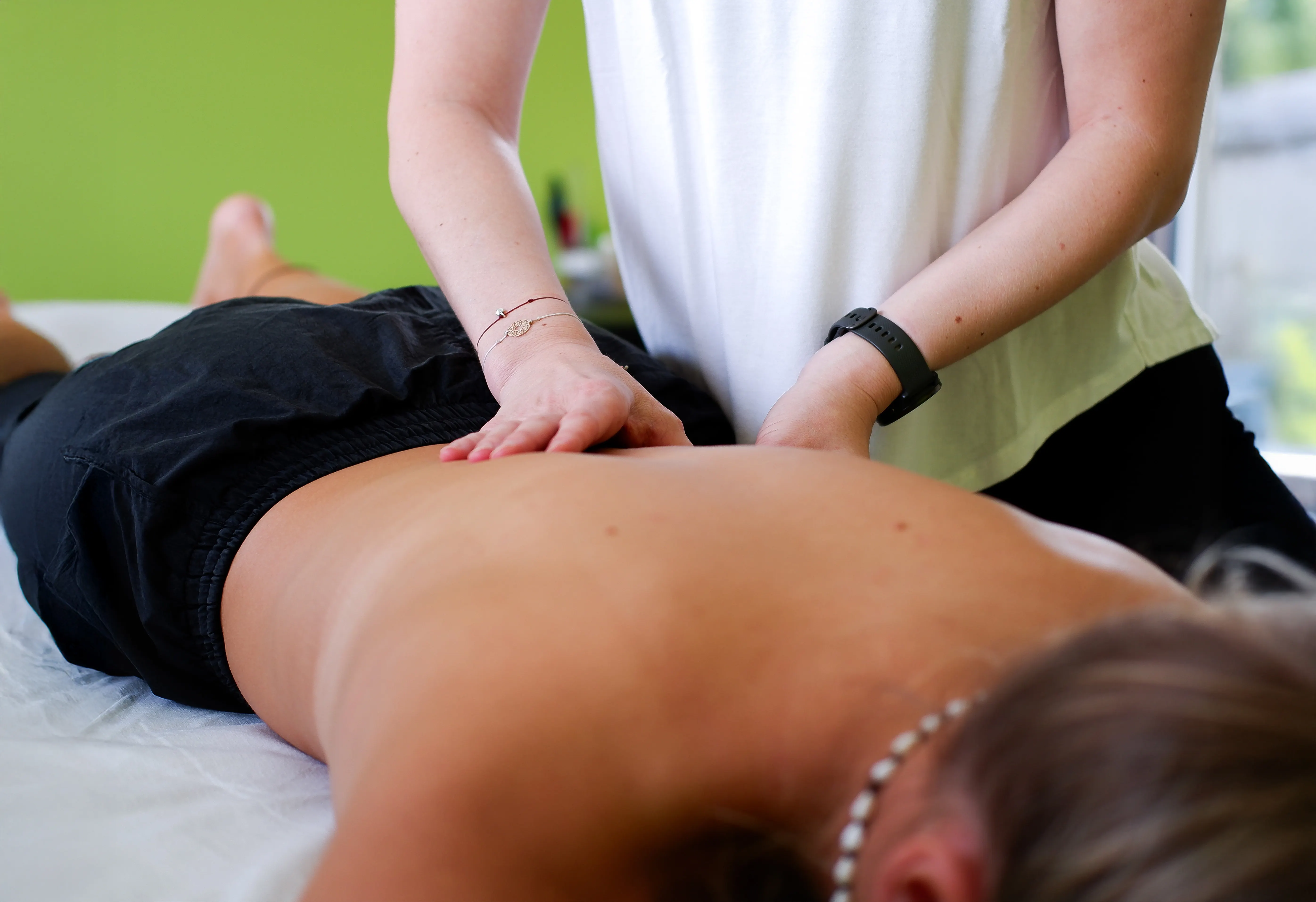 Nachaufnahme von dem Rücken einer Patientin die geradey behandelt wird.