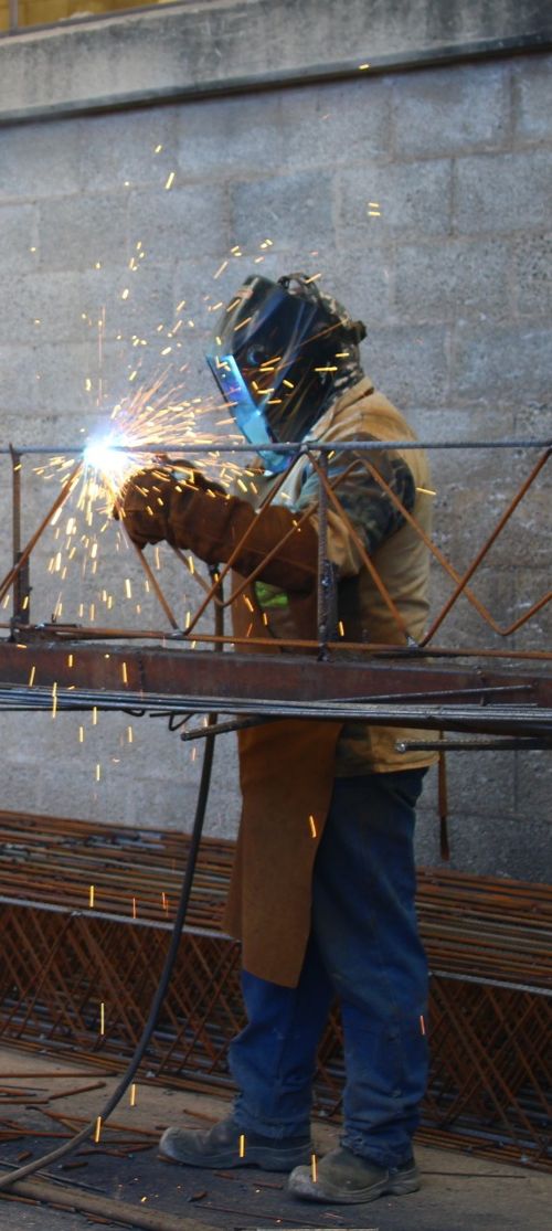 Rocacero trabaja de la mano con los mejores distribuidores de Acero, el cual en la la Fábrica se soldan las Viguetas de Alma abierta