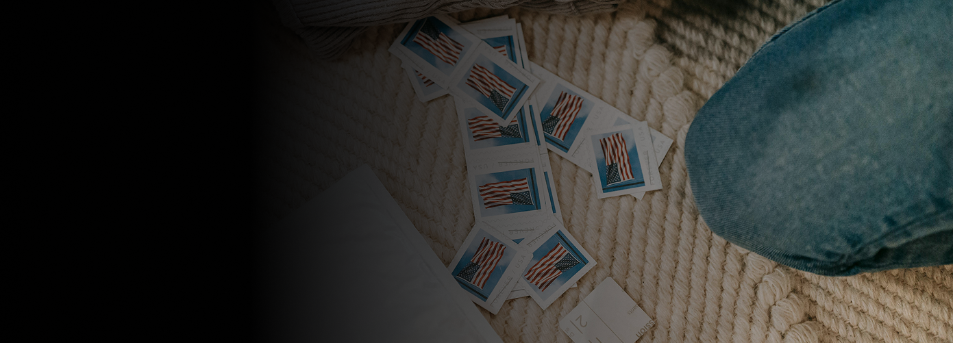 Paketversand in die USA mit US-Briefmarken und Versandmaterial