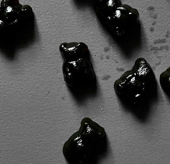 Synthetic vitamins and minerals aren’t as bioavailable, 40–60% of serving is gummy base, not greens, possible sugar spike (and crash)