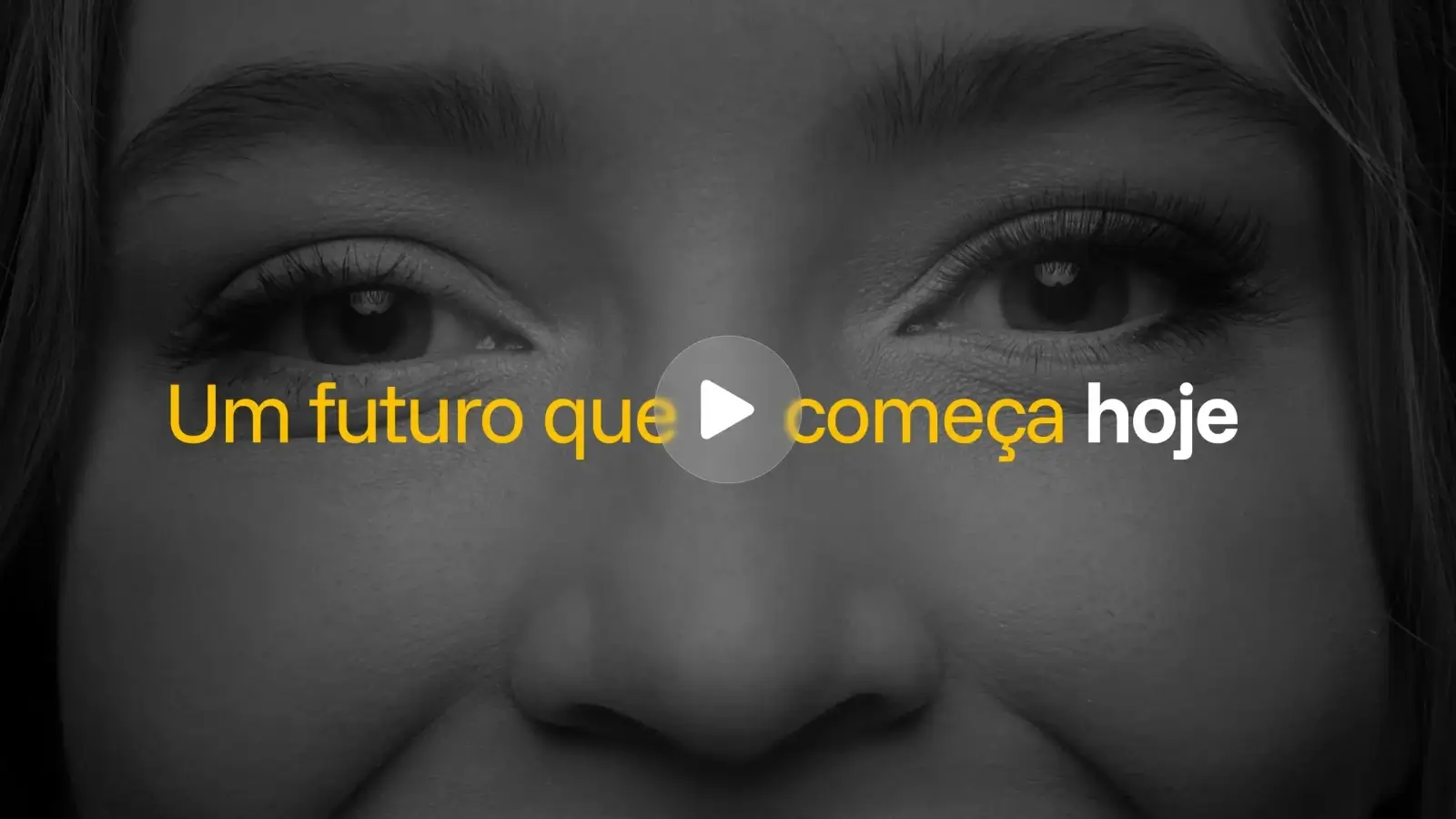 Uma olhar de uma mulher bem próximo com dizeres: um futuro começa hoje escrito por cima.