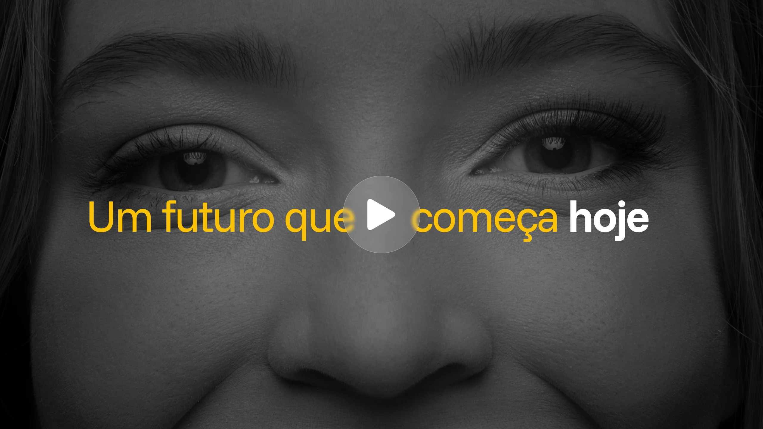 Uma olhar feminimo bem próximo com dizeres: um futuro começa hoje por cima.