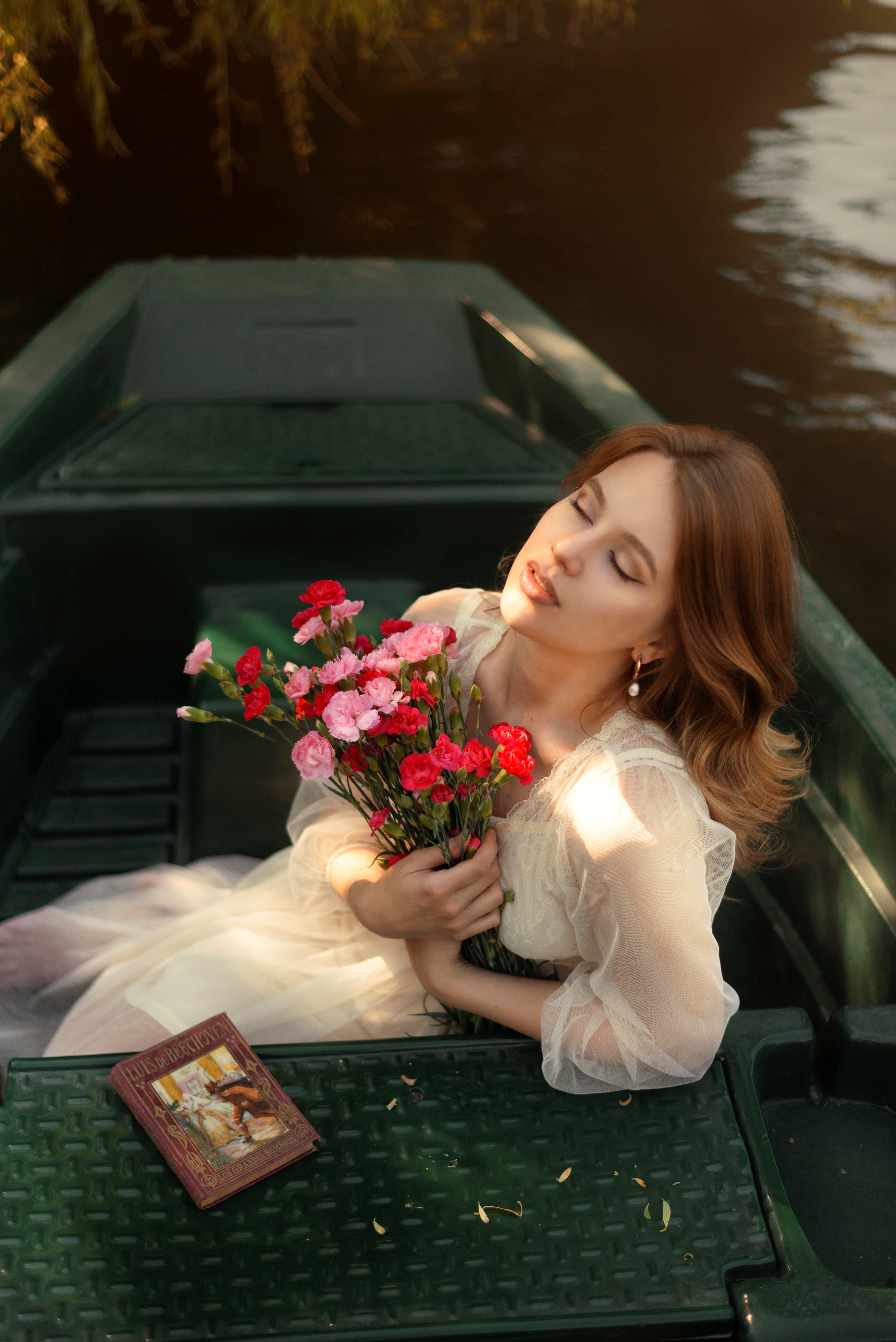 Retrato artístico con estética etérea y romántica, donde la figura principal aparece rodeada de luz suave, elementos naturales y detalles fantásticos, evocando un mundo de ensueño y fantasía personalizada.