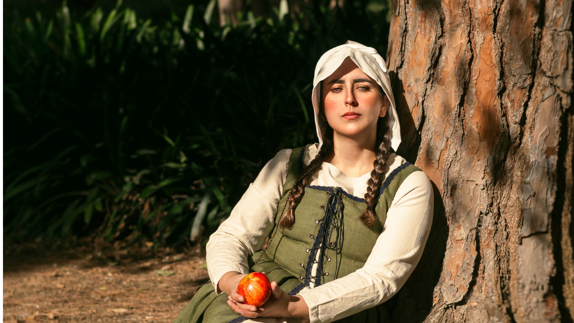 Serie fotográfica inspirada en la moda medieval y la fantasía histórica, con personajes caracterizados y vestuarios confeccionados con tejidos naturales. Las imágenes combinan storytelling, ambientación y diseño artesanal para dar vida a una colección única pensada para LARP y recreación histórica.